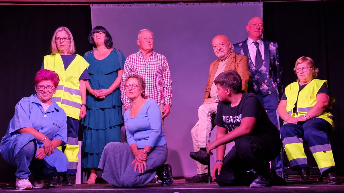 Grupo de Teatro El Llano en el escenario del Centro Cultural de Torrelobatón tras representar Escenas.