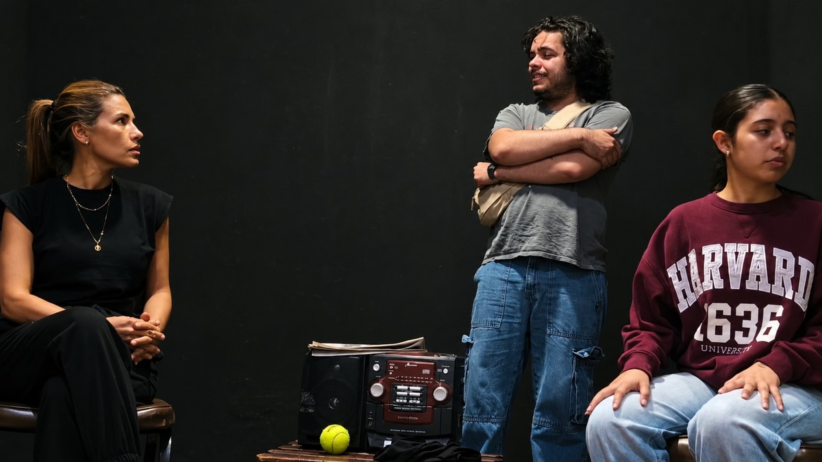 Tres intérpretes durante un ensayo de «Estocolmo mon amour» en Lechería, Venezuela.
